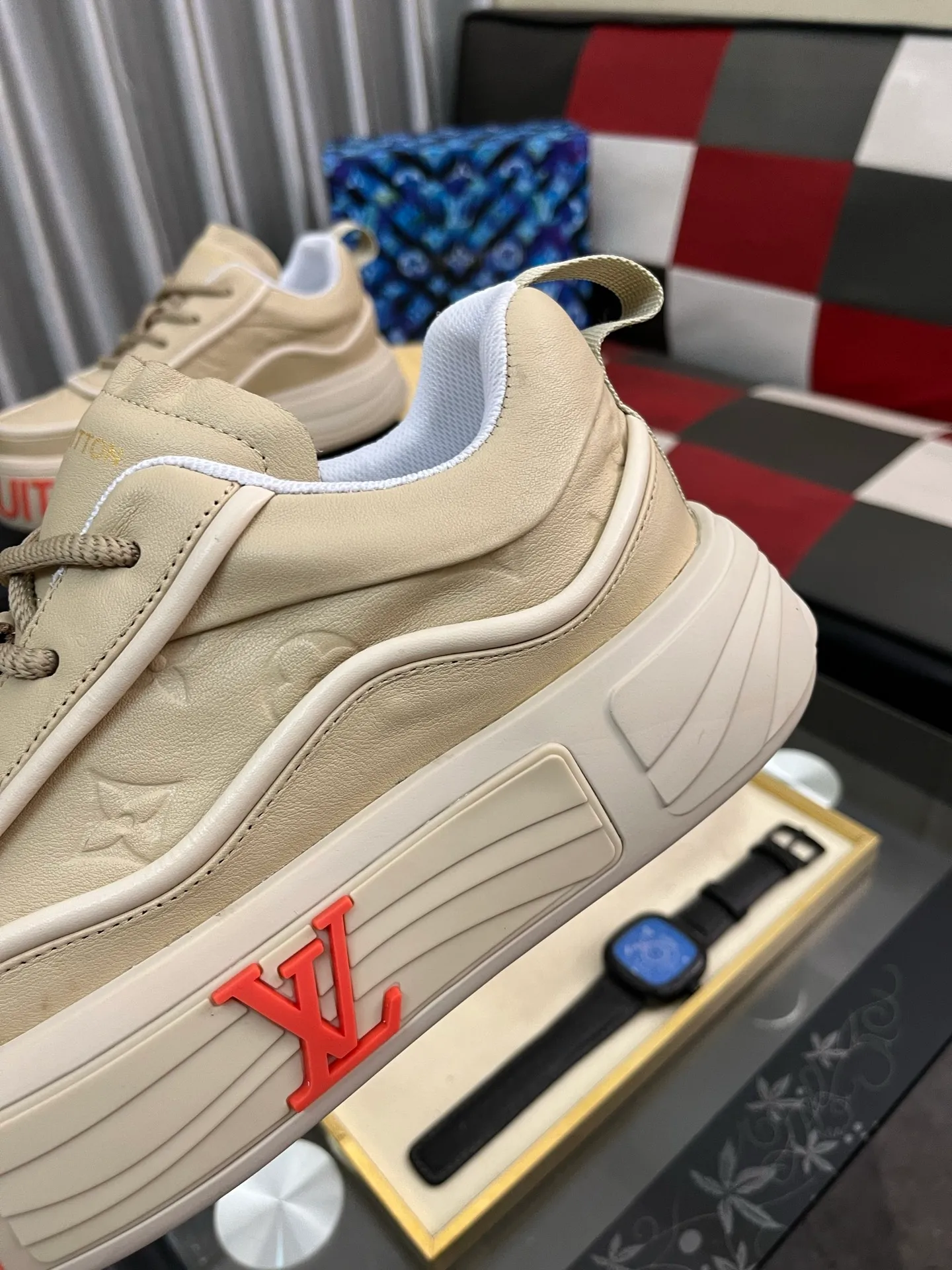 Men's shoes 💰560⌚️⌚️【LOUlS VUlTTON】Louis Vuitton ~ unique and casual style. LV counter purchasing 🏃casual shoes😍😍 Men's 2025 counters are on sale simultaneously, Italian imported brands select first-layer Italian cowhide. Cowhide leather lining (refuses to discolor and grind feet) Code number: 38-44 4⃣️colors available